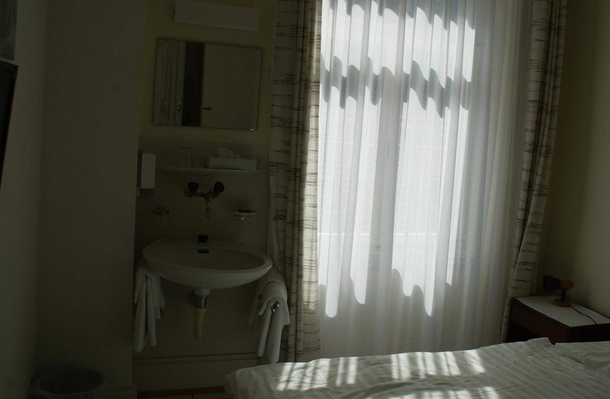 Stadthof Budget Hotel Basel City Center Экстерьер фото