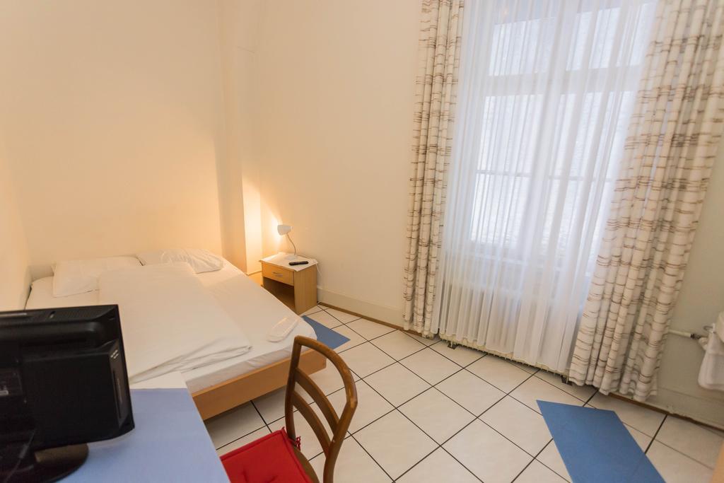 Stadthof Budget Hotel Basel City Center Экстерьер фото