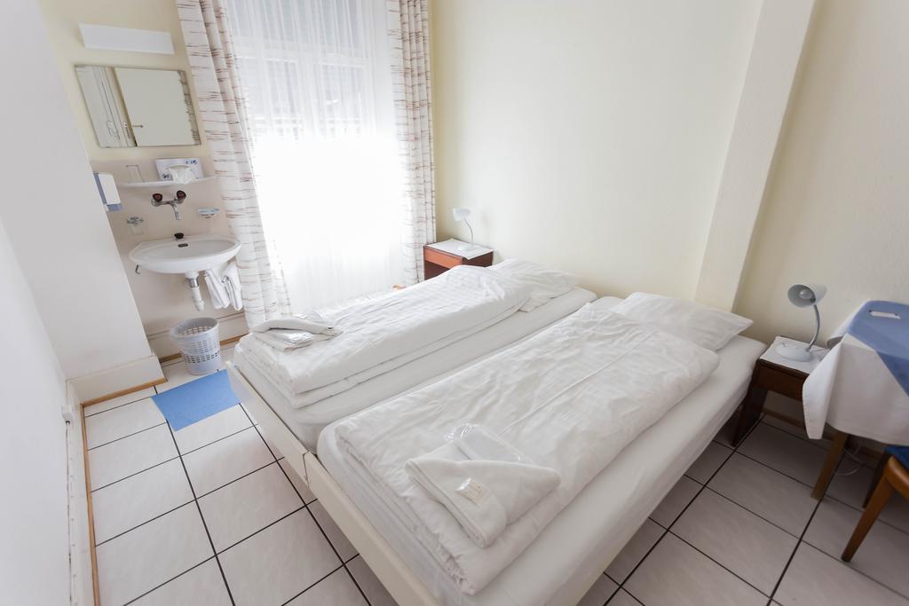 Stadthof Budget Hotel Basel City Center Экстерьер фото