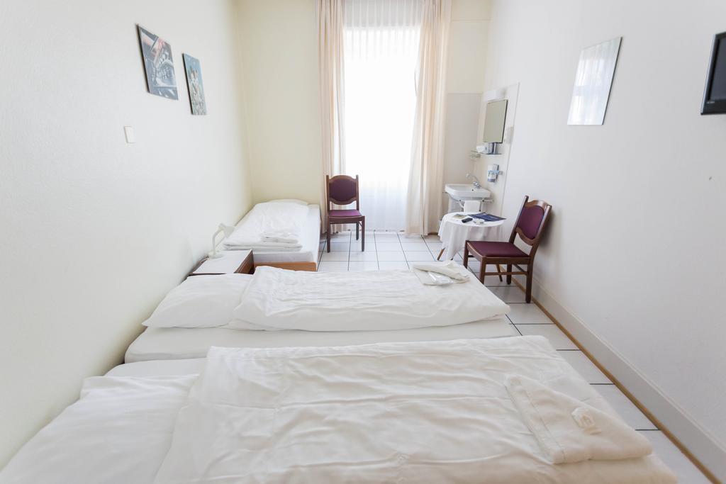 Stadthof Budget Hotel Basel City Center Экстерьер фото
