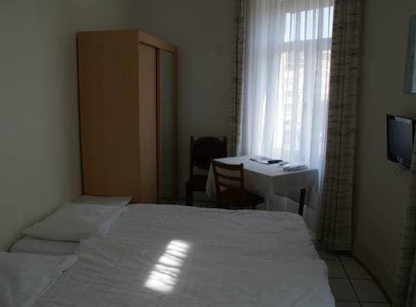 Stadthof Budget Hotel Basel City Center Экстерьер фото